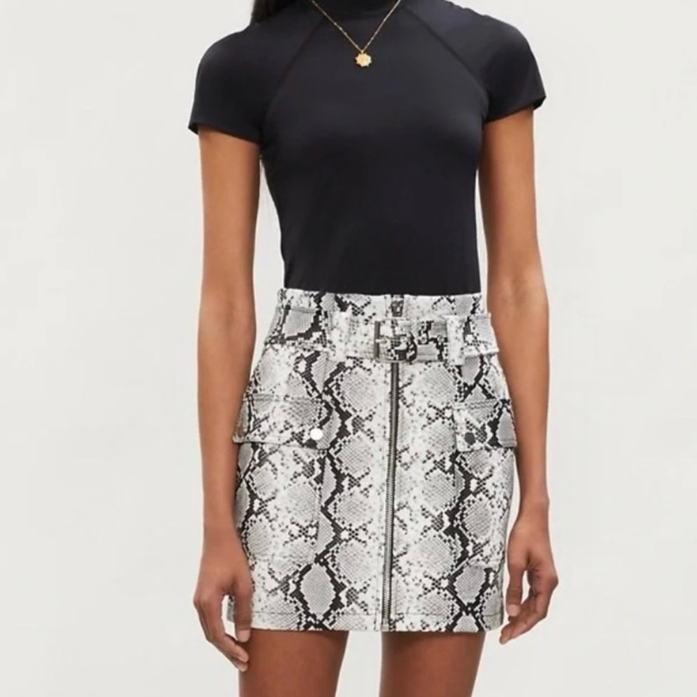 TOPSHOP Gray, White & Black Snake Print Faux Leather Belted Mini Skirt‎ Size 6